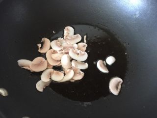 泰式咖喱鸡肉面汤,锅里热油后加入白蘑菇煸出香味