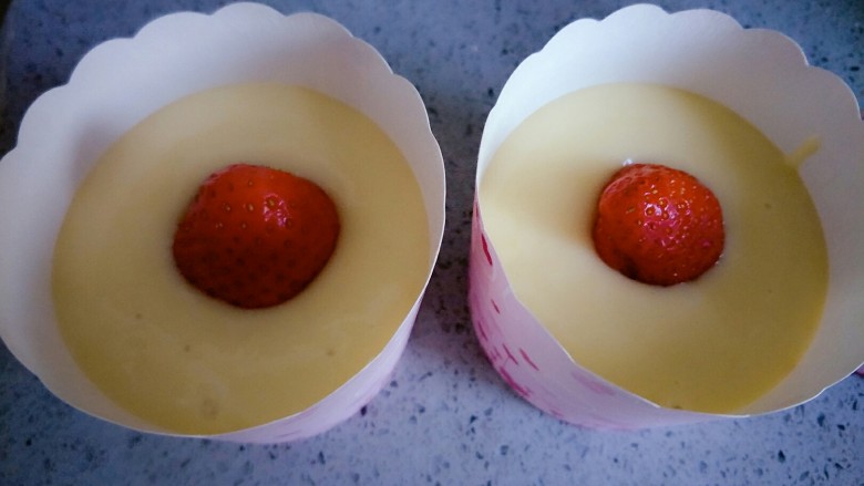 椰香草莓马芬杯,草莓可以整个放进去，也可以切小块放