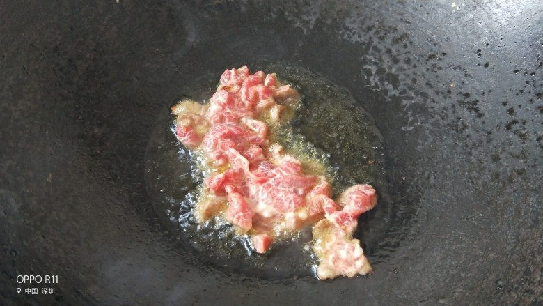 西葫芦滑牛肉盖浇饭,热锅起油，油烧热放入腌好的牛肉