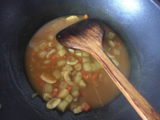 泰式咖喱鸡肉面汤,加入开水融化咖喱块