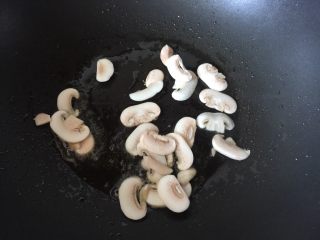 泰式咖喱鸡肉面汤,锅里热油后加入白蘑菇煸出香味