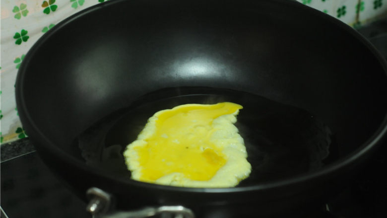 牛肉鸡蛋饺子,转小火用调羹舀起一勺鸡蛋液，倒入锅里，让小火慢慢加热鸡蛋液至凝固。鸡蛋液最好成长条形，这样做出来的饺子瘦长瘦长的，更漂亮。
