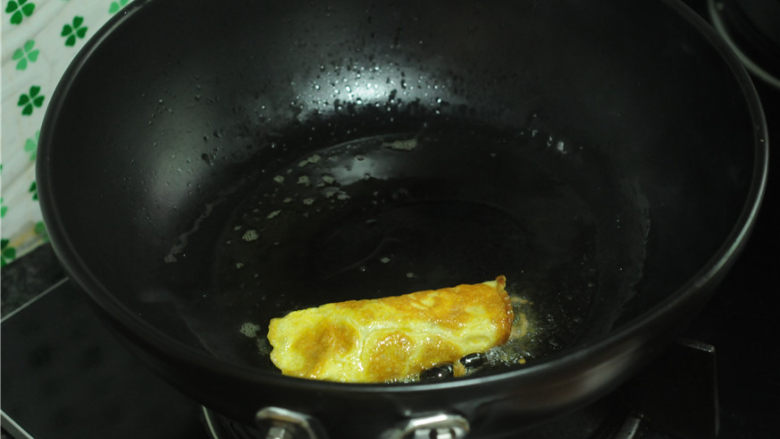 牛肉鸡蛋饺子,右手持铲子，左右用筷子帮忙，象裹被子一样将鸡蛋将肉馅裹起来。