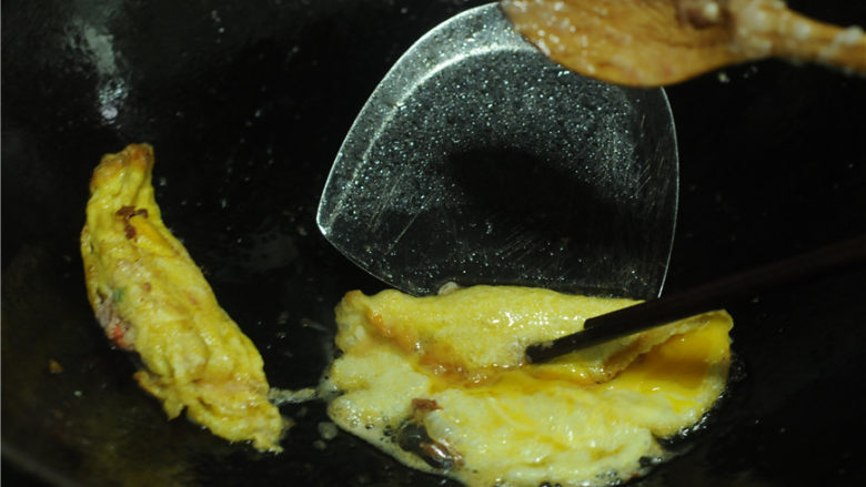 牛肉鸡蛋饺子,用锅铲稍微用力压一下，将鸡蛋饺子压扁，收口稍微煎一下，帮助定型。