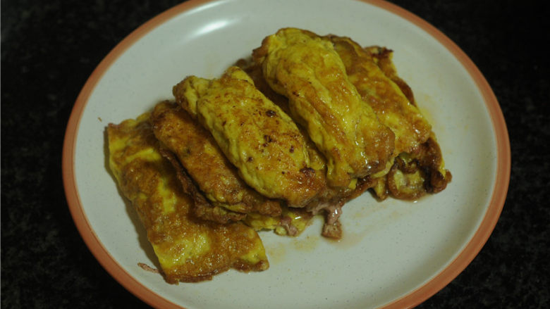 牛肉鸡蛋饺子,每做好一个鸡蛋饺子，可以将它拨到锅沿边，利用锅边的余温将鸡蛋表皮煎成漂亮的焦黄色。剩下的蛋液全部做好后再将它们一起盛出来。