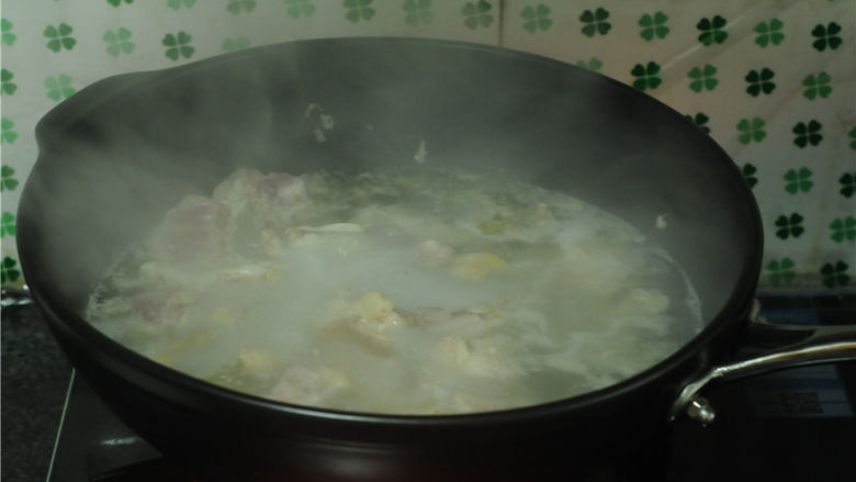 三杯鸡,水烧开后，捞出浮沫，鸡块捞出来，过凉水，沥干备用