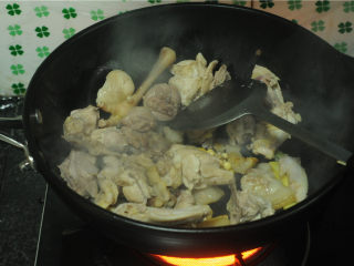 三杯鸡,撒入姜丝炒出香味，将鸡块倒进去，大火翻炒至表皮缩紧
