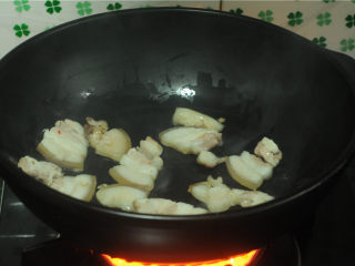 三杯鸡,猪肥肉片放入锅里，小火，将油脂稍微煎出来