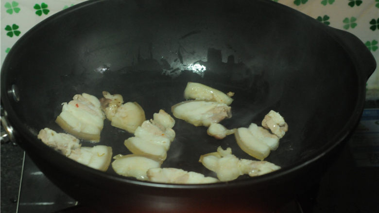 三杯鸡,猪肥肉片放入锅里，小火，将油脂稍微煎出来
