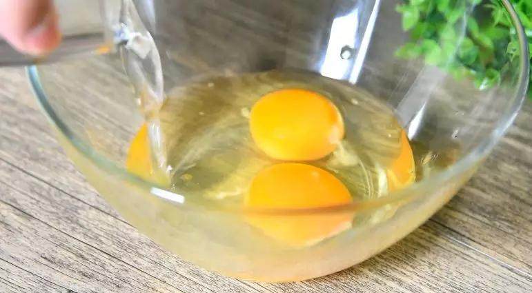 营养均衡，老少皆宜，入口嫩滑——虾仁蒸鸡蛋,碗中打入鸡蛋，加入清水、盐，打匀