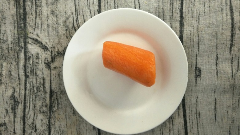 宝宝辅食   10M+  超级松软蔬菜粗粮小饼,胡萝卜洗干净去掉皮。