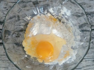 宝宝辅食   10M+  超级松软蔬菜粗粮小饼,加入一个鸡蛋，蛋清过敏的宝宝可以去掉蛋清，只用蛋黄。
