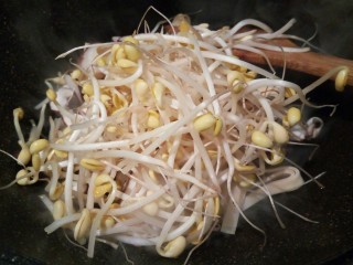 肉丝炒杂菜,放黄豆芽，香菇片，豆丝翻炒