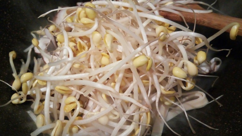 肉丝炒杂菜,放黄豆芽，香菇片，豆丝翻炒
