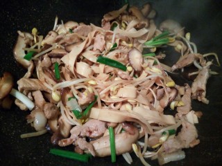 肉丝炒杂菜,加点葱段提香，出锅