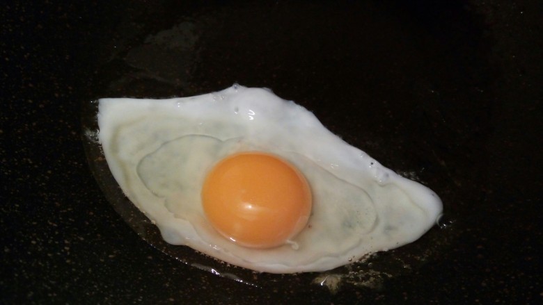 蚝汁流心蛋,锅里加少许食用油，油微热，磕一个鸡蛋，中小火慢慢煎