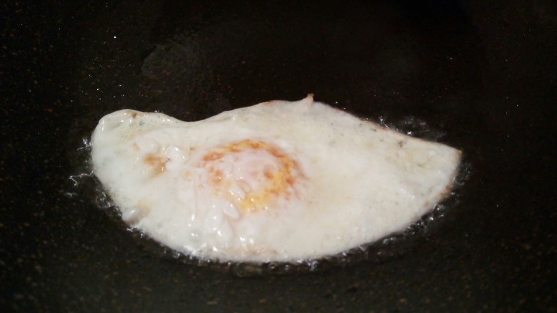 蚝汁流心蛋,鸡蛋底部成型，翻面煎（翻面的时候一定要轻）