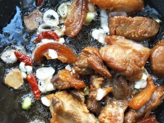喜气盈门冬瓜炖煮焖罐肉,待猪油慢慢融化，放入干辣椒，小火慢慢熬炒。