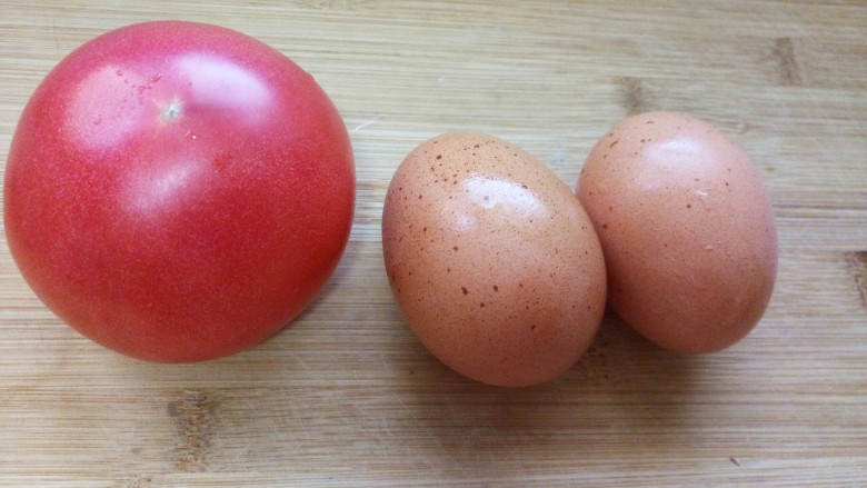 西红柿鸡蛋饼,准备两个鸡蛋和一个<a style='color:red;display:inline-block;' href='/shicai/ 3551'>西红柿</a>。