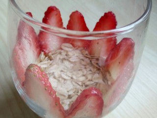 草莓酸奶燕麦杯,准备一个杯子，底部倒入20g即食燕麦，草莓切成薄片贴在杯壁装饰