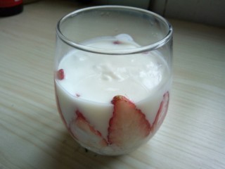 草莓酸奶燕麦杯,倒入220ml酸奶（根据个人口味，也可以换成牛奶或者果汁）