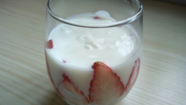 草莓酸奶燕麦杯,倒入220ml<a style='color:red;display:inline-block;' href='/shicai/ 885'>酸奶</a>（根据个人口味，也可以换成牛奶或者果汁）