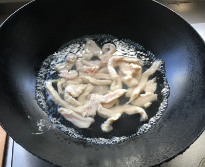 鸡枞菌熘鸡脯,鸡脯肉条用微沸的水滑熟