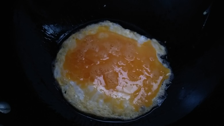 紫薯米线,起油锅炒蛋