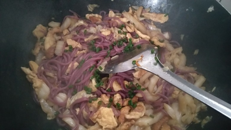 紫薯米线,炒匀加点葱花