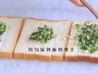 蒜香吐司,将调好的葱蒜酱均匀抹到面包条上。