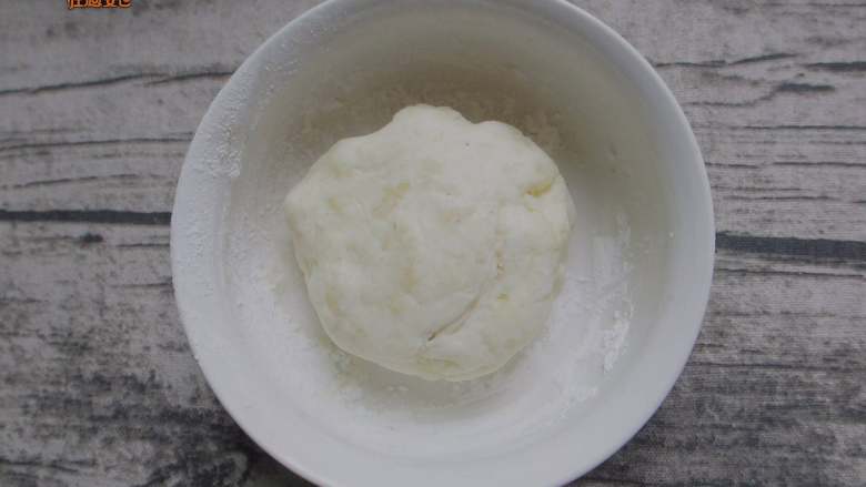 芝士土豆丸,如果土豆泥比较干的话，可以少放一点牛奶。揉成面团待用