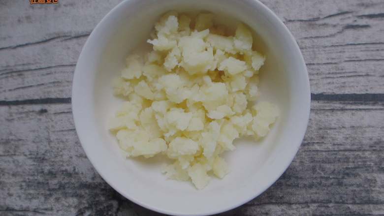芝士土豆丸,土豆上锅蒸熟。将熟透的土豆去皮压成泥备用；也可以用微波炉，这样水分少，后面步骤更容易操作。
