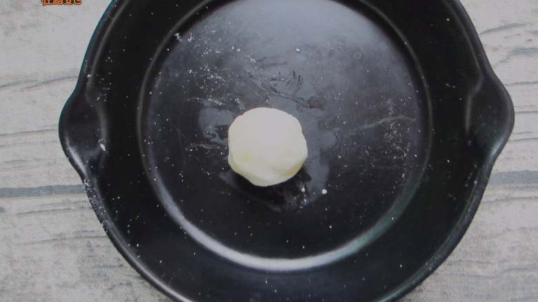 芝士土豆丸,弄成丸子状（如果觉得太粘手可以弄一些淀粉在手上）