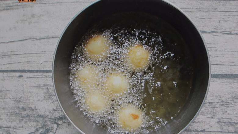 芝士土豆丸,油多一点，油温用筷子试一下，筷子周围冒小泡就可以放下去炸了