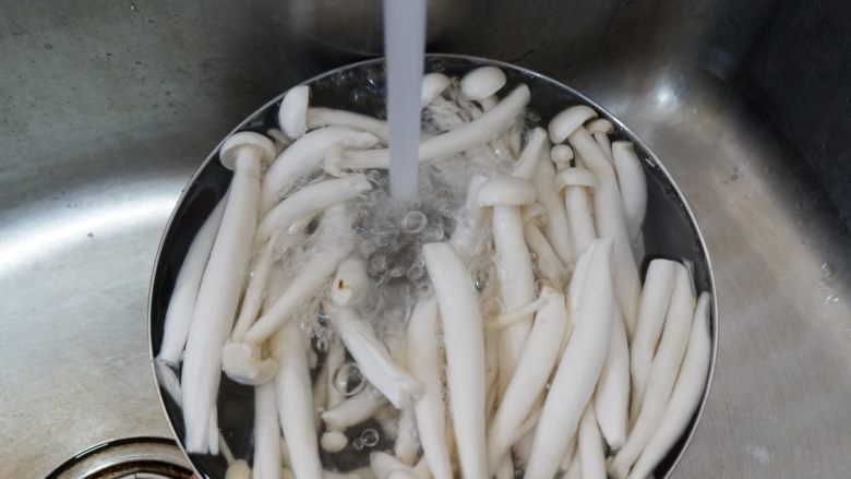 快手菜—蟹味菇嫩滑蛋,用清水冲洗干净。