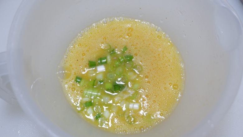 快手菜—蟹味菇嫩滑蛋,加入蛋液中混合均匀。