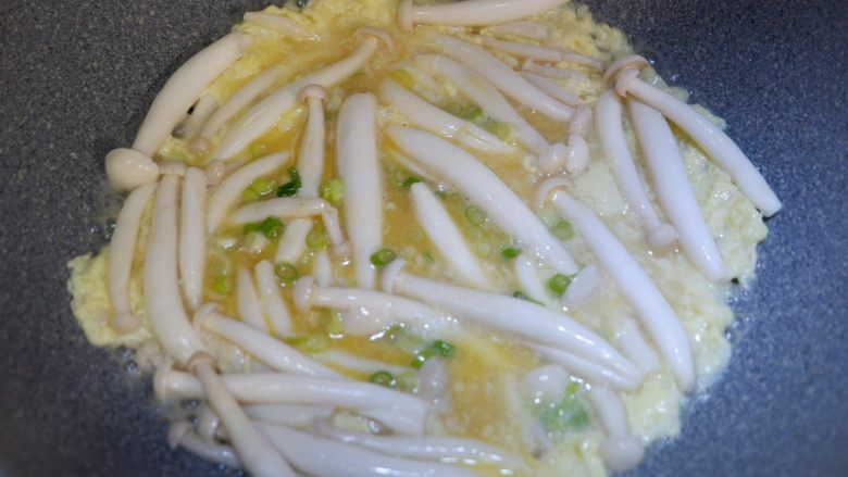快手菜—蟹味菇嫩滑蛋,煎至表面快要凝固的时候，开始翻炒。