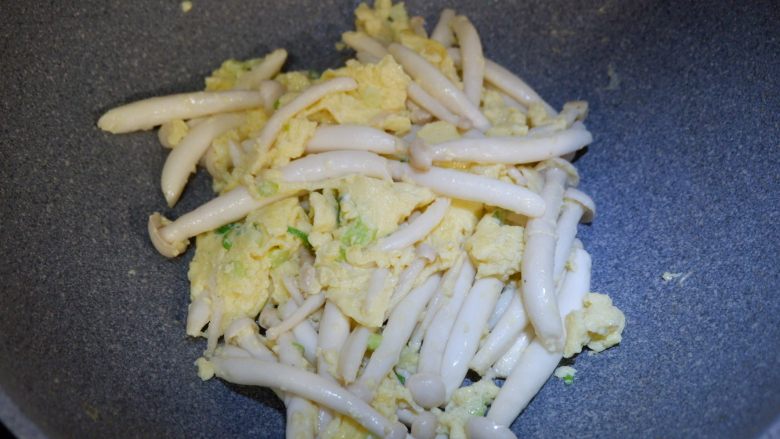 快手菜—蟹味菇嫩滑蛋,翻炒均匀即可。