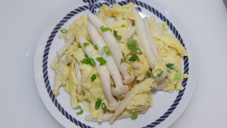 快手菜—蟹味菇嫩滑蛋,出锅装盘，可以在撒上少许香葱碎。