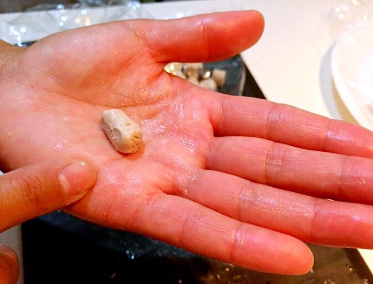 山西经典面食之二  瓜丝莜面鱼,取一个小面块，用手捏成长方形