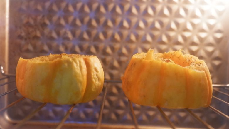 低卡轻食健康减肥—藜麦南瓜沙拉,将南瓜放在烤网上，烘烤10分钟，表面干燥取出即可。