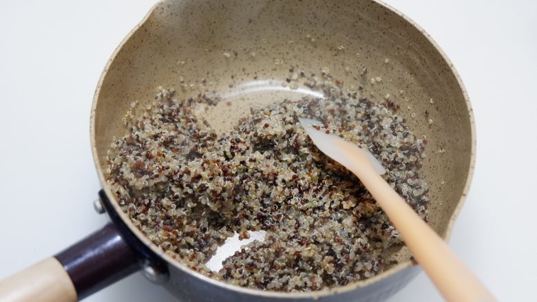 低卡轻食健康减肥—藜麦南瓜沙拉,煮好的米，翻拌均匀散去热气。
