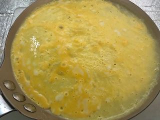 葱香肉末蛋卷,把蛋液倒入锅内，煎成蛋皮。只要薄点就好了，要求不高。