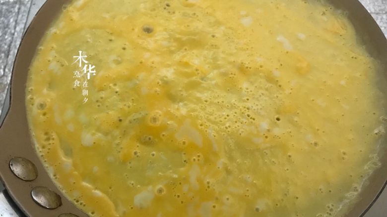 葱香肉末蛋卷,把蛋液倒入锅内，煎成蛋皮。只要薄点就好了，要求不高。