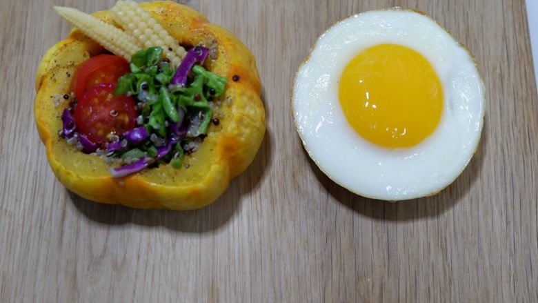 低卡轻食健康减肥—藜麦南瓜沙拉,最后用南瓜盖子档盘子，托住煎好的鸡蛋。OK~摆盘~