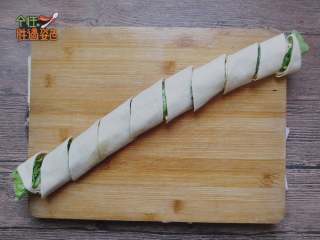 豆皮生菜卷,然后用刀从一头斜刀切小块，以方便一口入嘴为宜。