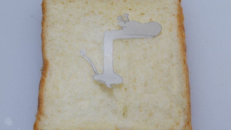 卡通早餐—长颈鹿芝士吐司,用油纸画出适合吐司的长颈鹿形状。然后剪出来。