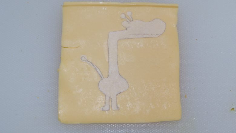 卡通早餐—长颈鹿芝士吐司,将剪好的长颈鹿贴上去。