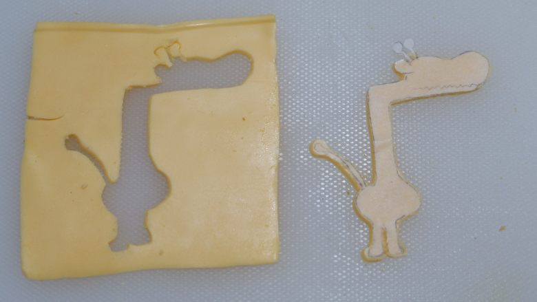 卡通早餐—长颈鹿芝士吐司,用刻刀刻出形状。