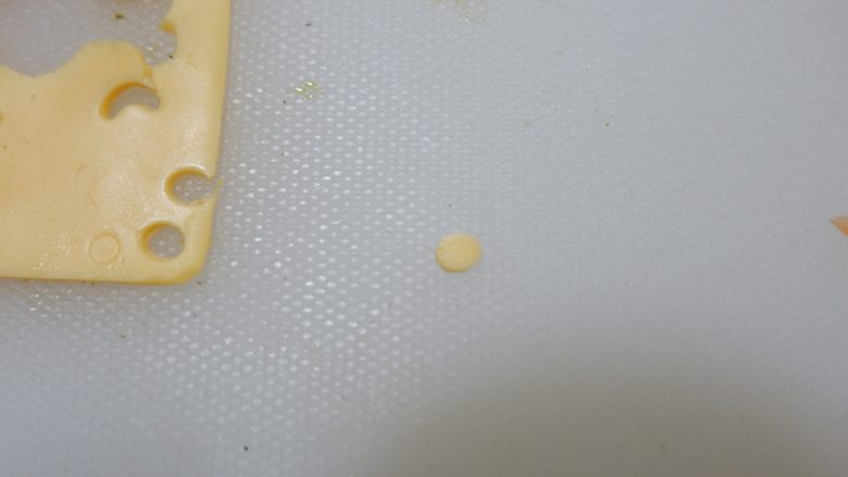 卡通早餐—长颈鹿芝士吐司,在用芝士片压出两个小的圆形。